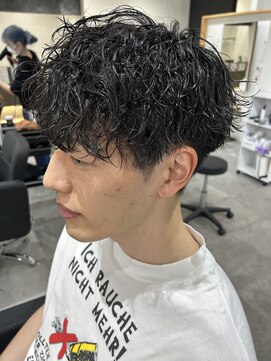 ヒュイル バイ ニアウ(Hwyl by Niau) メンズマッシュパーマ波巻スパイラルパーマニュアンスパーマ眉毛