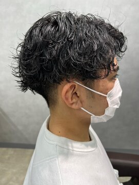 リット×ベリエ(Lit.×belier) 波巻きスパイラルパーマセンターパートメンズマッシュウルフ30代