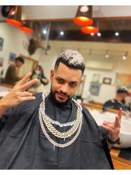 キングコング バーバーショップ バイ アルバレス(KING KONG BARBERSHOP by ALVAREZ) メンズカット+ブリーチ/スキンフェード/小手指/所沢市/入間