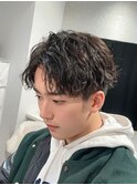 センターパートツイストスパイラルパーマ刈り上げメンズパーマ