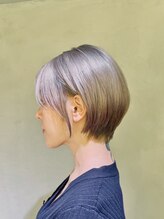 クロワ ドゥ(croix deux) 【ブリーチ】ショートボブ×シルバーカラー