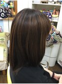 セミロングで纏まるヘアー