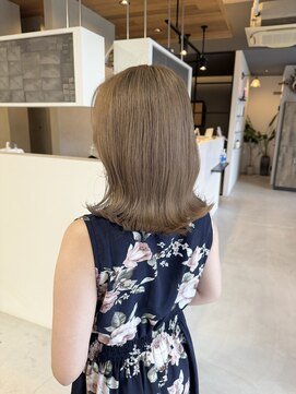 ライリー(riley) ミルクティーベージュ×ミディアムヘア【ダブルカラー/岡崎】