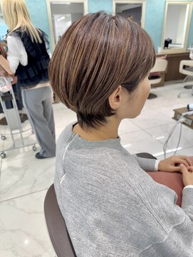 アッシュ 下北沢店(Ash) 白髪ぼかしハイライトの耳掛けショートボブ