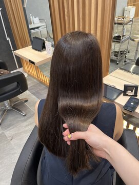 リファインド(REFINED) ミラジェリートリートメントでハイダメージを整える。