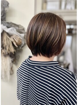 ティーズヘアイナガキイヴピアジェ 白髪ぼかし_明るい白髪染め_丸みボブ