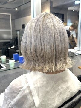 キャラ シャローネ 池袋(Chara Chalone) ホワイトシルバー/くびれボブ/ケアブリーチ【池袋/本松】