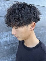 ヒュイル バイ ニアウ(Hwyl by Niau) MEN’S HAIRマッシュパーマ波巻スパイラルパーマセンターパート