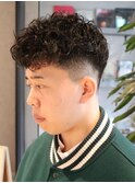 スペインカール メンズパーマ フェードカット 黒髪 短髪