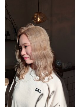 ナラ(nala) ブリーチ/ブロンド/ウェーブ/似合わせ/ミルクティーベージュ