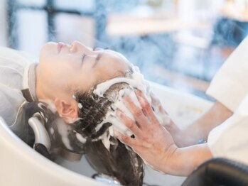 モア ヘアー ラウンジ ハザール 羽沢国大前店(moa hair lounge/ HAZZAR)の写真/疲労感や頭の重さを感じていませんか？思わず眠ってしまうほど癒される極上ヘッドスパで心も頭もリセット◎