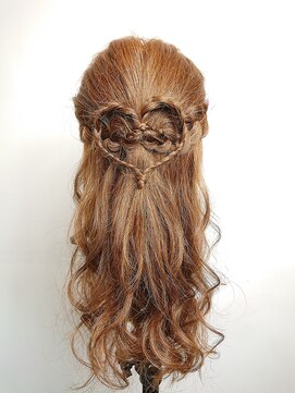 カルマ(KARMA) ハートの編み込みハーフアップ