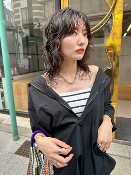 ホロ(hollo) ロングウルフパーマ レイヤーパーマ ウルフレイヤー黒髪パーマ