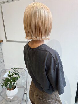 イル(ill) ボブ ベージュ ハイトーン ホワイトブリーチ