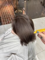 メイキンフィックス(makin Fix)&nbsp;脱白髪染め　グレージュ　外ハネ　白髪ぼかし