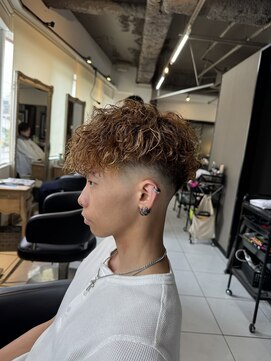 アイズ 海老名(AIZU) スペインカール　スパイラルパーマ　フェードカット　海老名