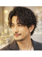 くせ毛を活かしたニュアンスパーマや、個性を出すカットでトレンドを押さえたスタイルへ。