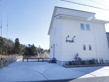 フリーク(freeK)の雰囲気（お店外観★店舗入り口に2台、正面に1台駐車可能です！）