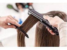STEP3フルドライ後ストレートアイロンによりケラチンを定着させます