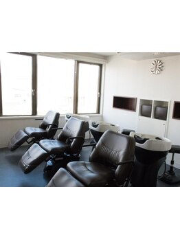 お客様がよりリラックスできるフルフラットのシャンプー台に変更。癒しのサロンタイムをお過ごしください。