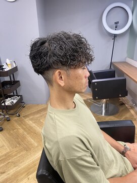 アレス バイ シカ 神戸三宮元町店(ALLES by Cica) スペインカールスパイラルパーマツイストパーマフェード短髪