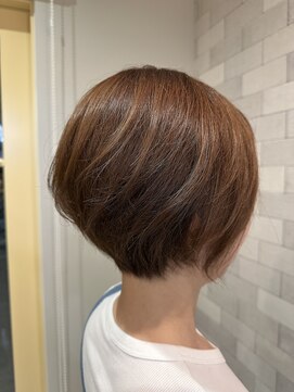 モナミ(mon amie) 小顔アッシュグレーショートボブハイライト前髪あり30代40代50代