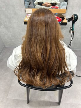 クラン 岡本(Chlan) ハイトーン　柔らかく艶めくハニーブラウン　ゆるふわロング