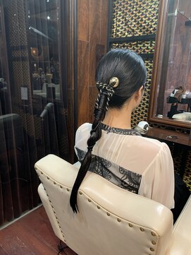 ユーアールアルシュ(UR Arche) タイトポニーテールアレンジ