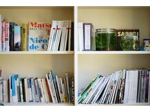 アート本、図鑑、漫画、小説、様々な本が詰まった本棚。