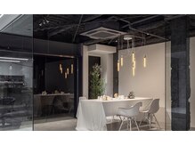 メゾンヨハク(Maison yohaku)の雰囲気(広い待合で、お友達やご家族とご来店もOK)