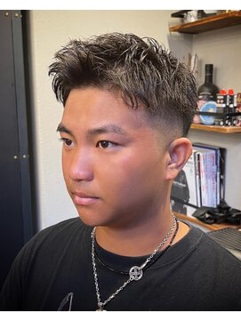 ビンゴ(BINGO) 1280黒髪ツーブロック刈り上げフェード束間短髪ショートバーバー