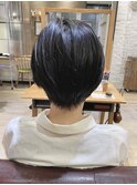 ショート 大人かわいいヘア 丸みショート 黒髪 20代 30代 耳かけ