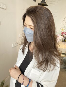 ユイバイラドンナ(Huit by LADONNA) ハイライトたっぷりのグレージュで白髪ぼかしにもおすすめ