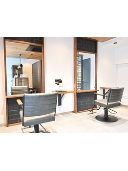 お客様1人1人に丁寧に向き合い、髪のお悩みやご要望をしっかりとヒアリング。多彩な技術と提案力が人気◎