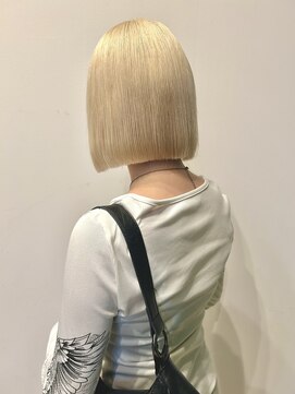 ロックス バイ マグ 松本(rocks BY MAG) ハイトーンホワイトブロンド×韓国風切りっぱなし小顔ボブ