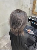 グレーベージュ レイヤーロング 前髪パーマ アッシュブラック