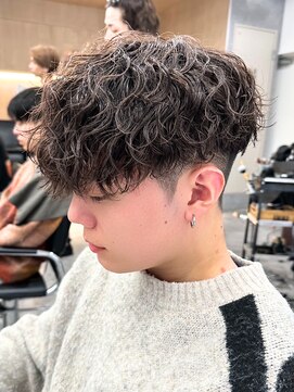 エルマーク 梅田中津(L-MARK) スペインカールスパイラルパーマツイストパーマフェード短髪