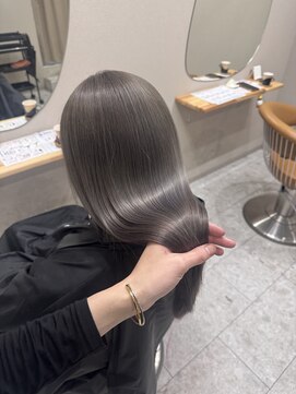 シカ 神戸三宮元町店(Cica) ブリーチ ダブルカラー グレージュ シルバー 透明感 三宮