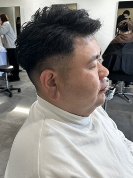 ヒュイル バイ ニアウ(Hwyl by Niau) メンズショートかきあげヘアニュアンスパーマフェード刈り上げ