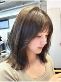 コテ巻きパーマ流し前髪大人ヘアモテ髪オフィスヘア