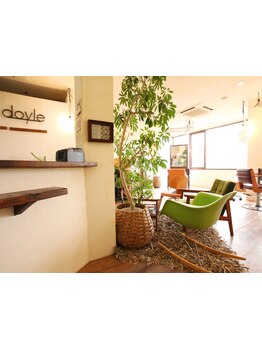 ナチュラルカラーで統一された店内☆女性だけでなく男性も気兼ねなく通える落ち着いた空間が人気◎