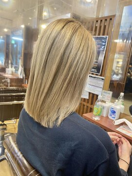 ブリッツ レボ(BLITZ-REVO) ぱつっとミディアムボブ×ベージュカラー