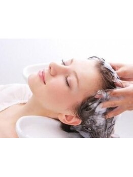 頭皮の汚れを落とし、頭皮の血行を促進！髪のハリ・ツヤがUPする、至福のヘッドスパをぜひ♪