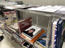 キヴィ(kivi)の雰囲気(多彩なアートブックを揃えています。)