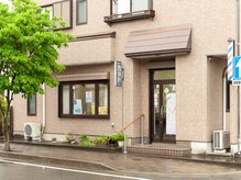 サロン・ド・清水の雰囲気(駐車場はお店から見て通りの先の左前に3台停めれます)