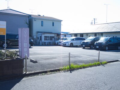 店舗前もしくは、お店の裏にあるこちらの駐車場をご利用ください