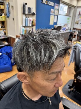 ナンバーワンクラブ 高座渋谷駅前店 シャープにキマるシルバーメッシュ×束感メンズショート