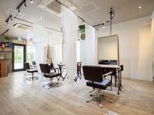 ヘアーメイクパウダー 天王寺寺田町店(Hair make powder)の雰囲気(自然光が入る明るい店内。広々しているので、まったり寛げます。)