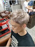 ホワイトベージュ×アップバングショート