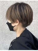 ハチ張りさん刈り上げショート　ベージュハイライト